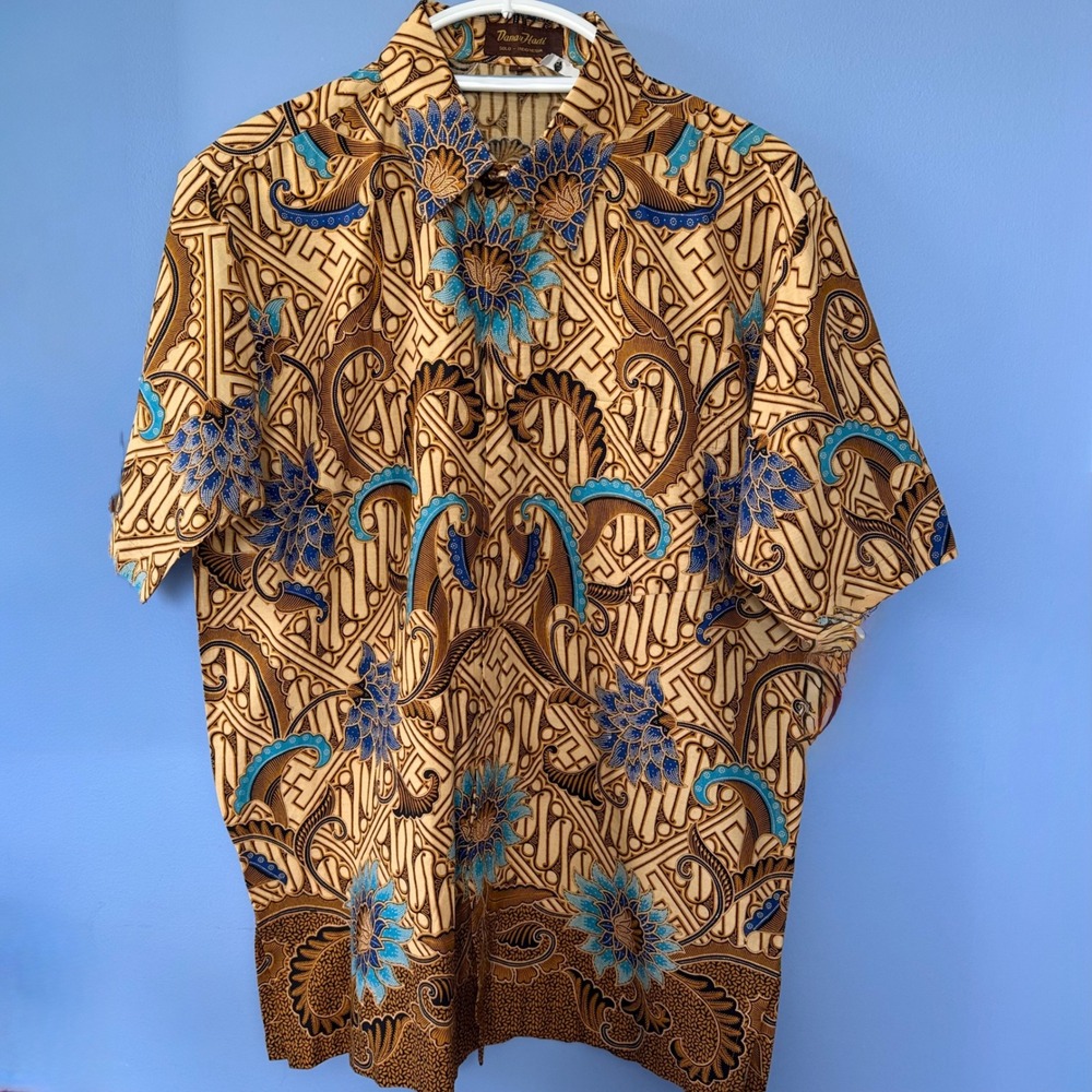 Danar Hadi Solo Indonesia Batik Shirt Mens Large Tan Blue Floral Short Sleeve